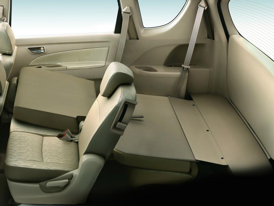Интерьер Maruti-Suzuki Ertiga 2012 года  (фото 4 из 13)